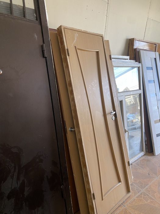 Бу есiк терезелер бар