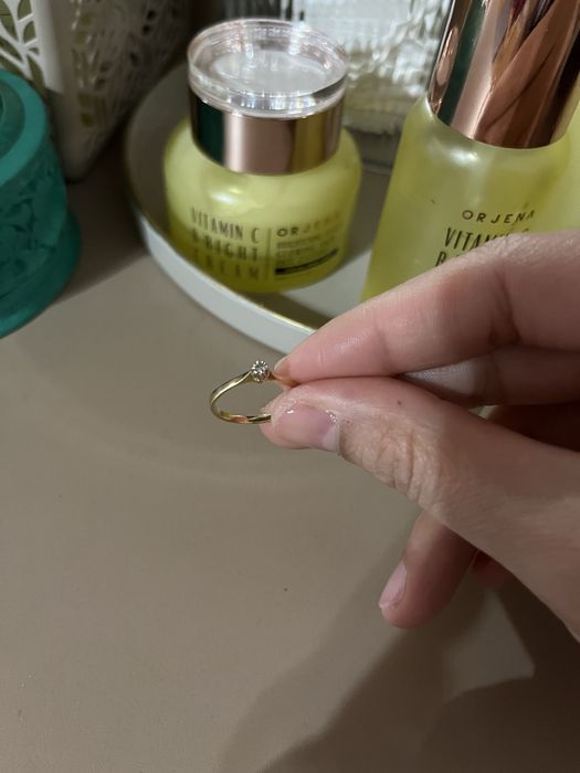 Продам золотое кольцо с бриллиантом