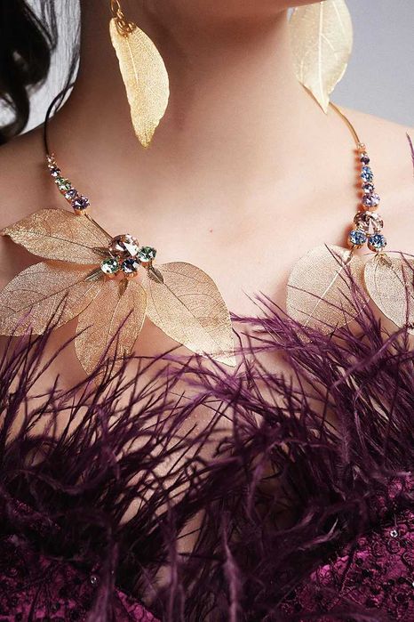 Rochie din dantela violet, cu corset si crapatura pe un picior Elena Perseil
