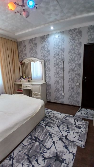 Karmana tumanida 2 xonali shinam uy sotiladi