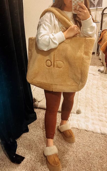 Alo yoga foxy Sherpa tote bag чанта
