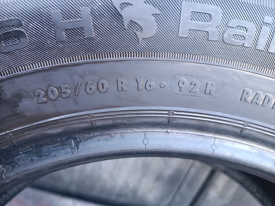 205/60/16 Uniroyal