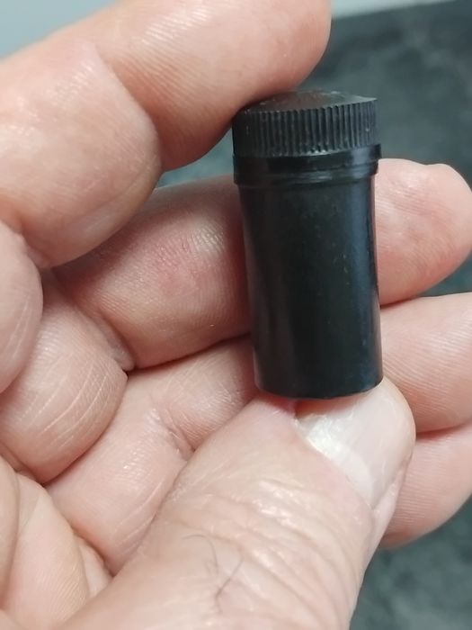 Două cutiuțe vechi pentru ace de patefon și gramofon.