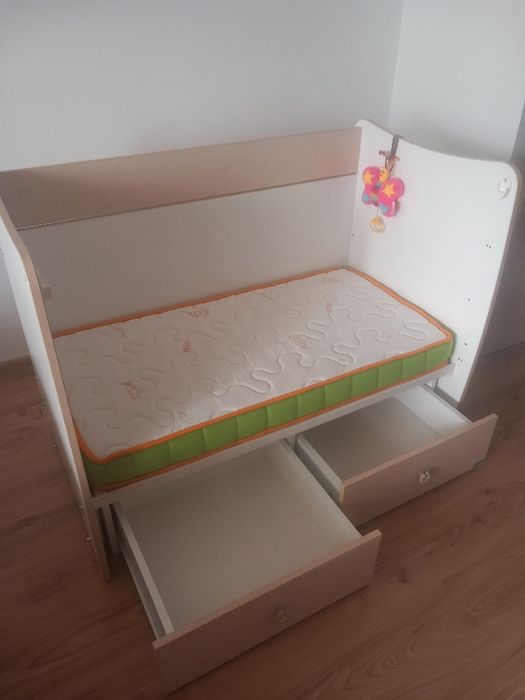 Детска кошара с люлеещ механизъм