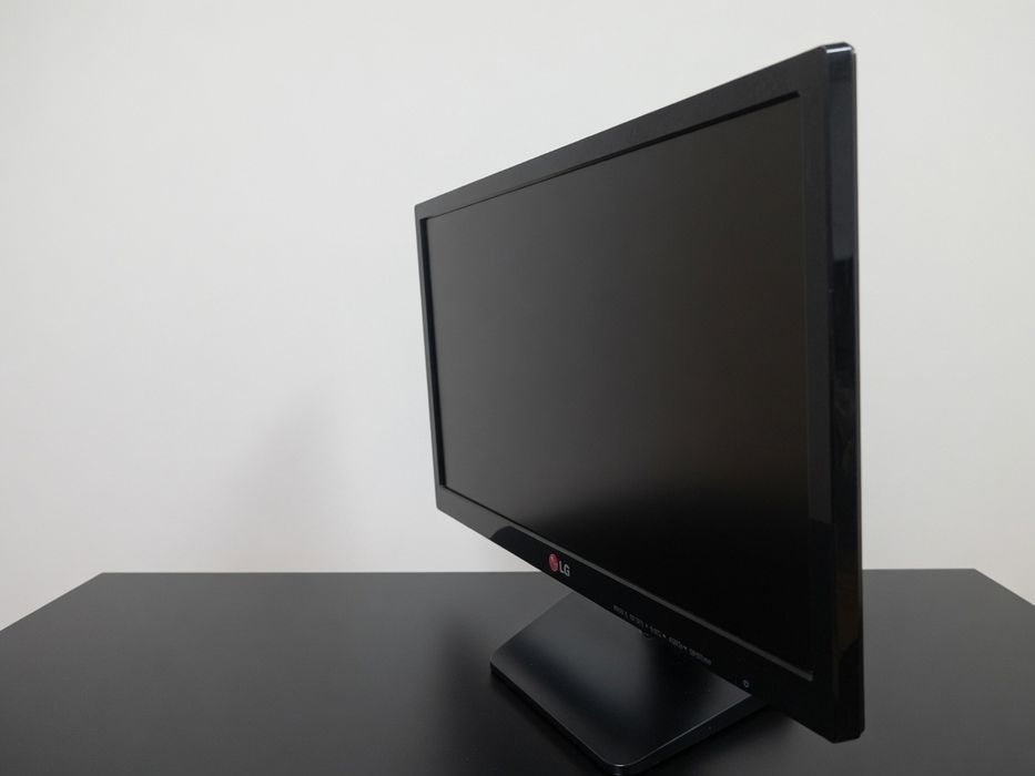 Монитор LG FLATRON 19EN33S-B + VGA кабель