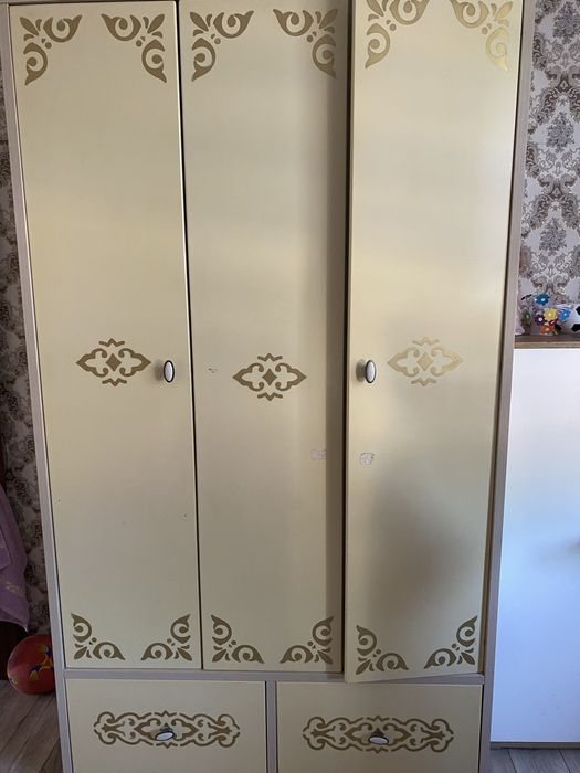 Шкаф и тумбочка дешево