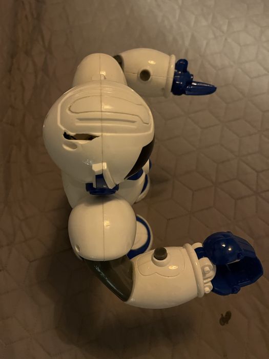 Robot mare cu telecomanda, merge si are ai sunete.