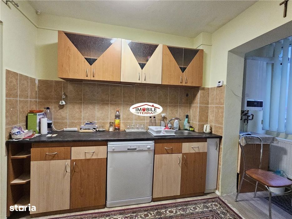 Apartament 3 camere decomandat cu pivnita de vanzare in Vasile Aaron