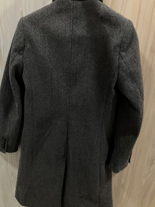 Тъмносиво палто.