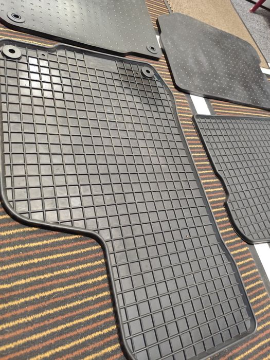 Продавам гумени стелки с кант оригинални за Голф 4