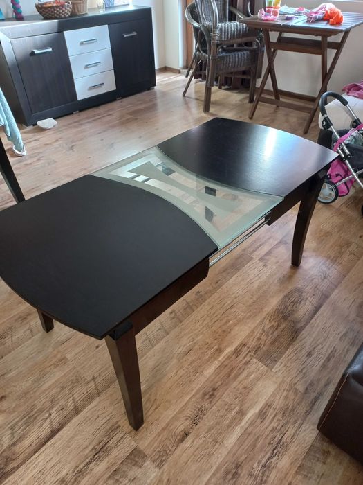 Холна, трапезна маса и столове