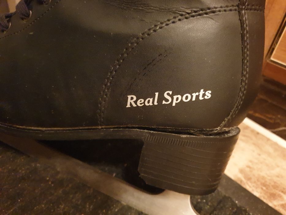 С чехлом коньки,  41 размер