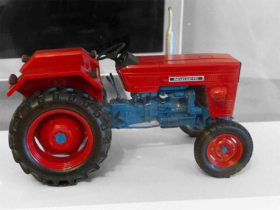 Machete tractoare UTB 445 scara 1:18