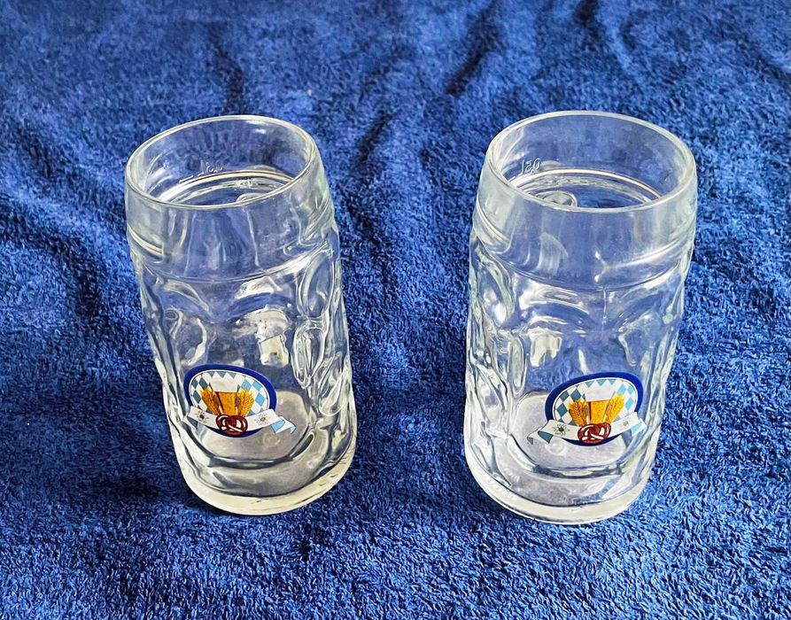 doua halbe din stilca transparenta cu toarte identice