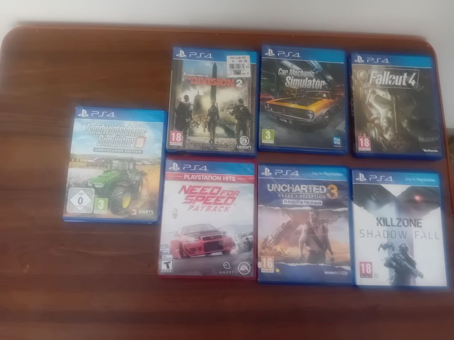 Vând ps 4 slim in stare foarte bună de funcționare preț fix