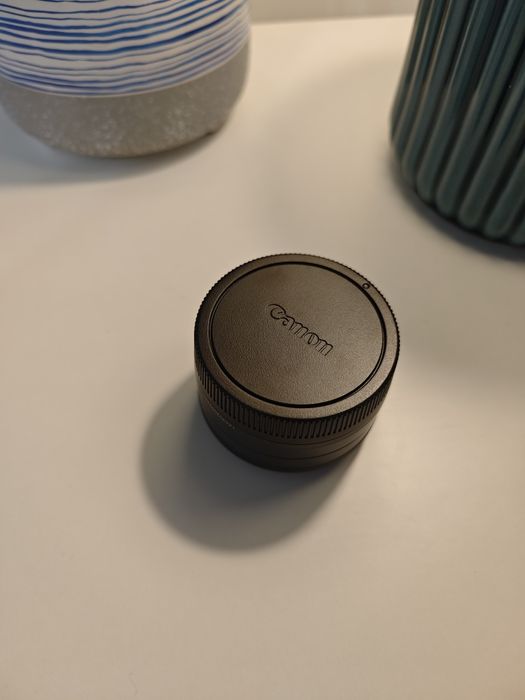 Obiectiv Canon EF-M 22mm f/2 STM putin folosit