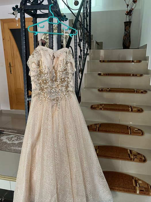 Vând rochi pentru evenimente