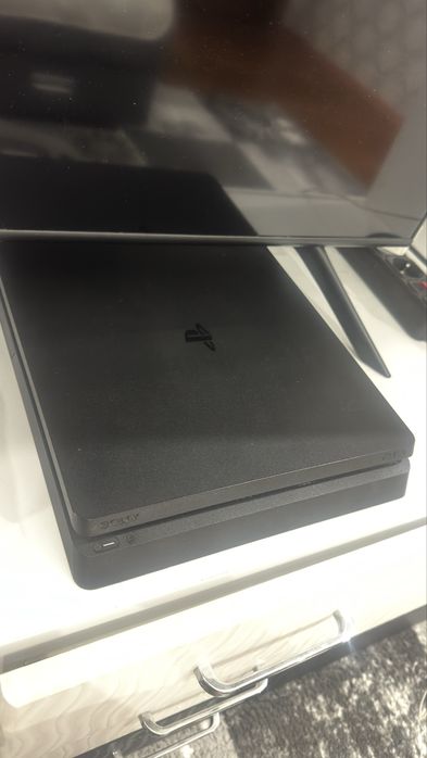 Продам PlayStation 4