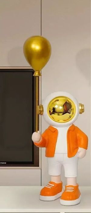 Статуэтка космонавт