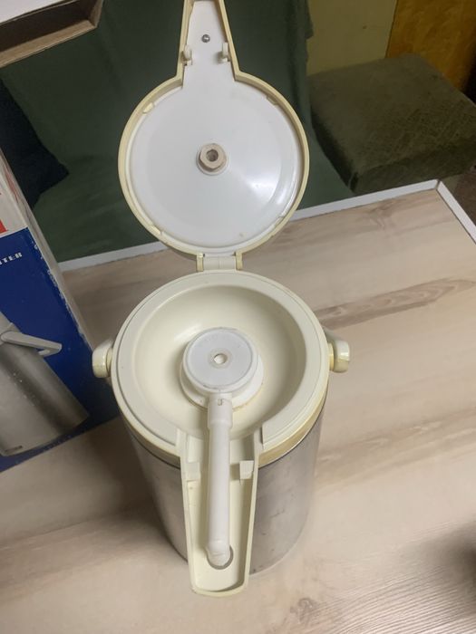 Термус 2.1 литра с помпа.