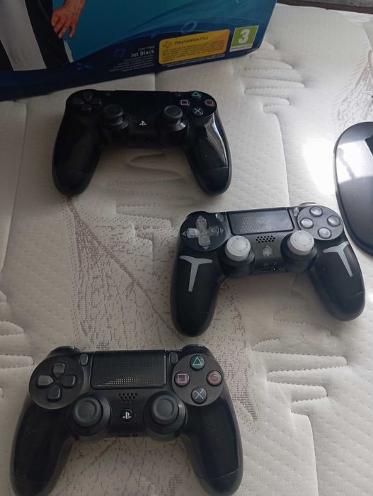 Продавам Play Station 4 PRO 1TB с игри