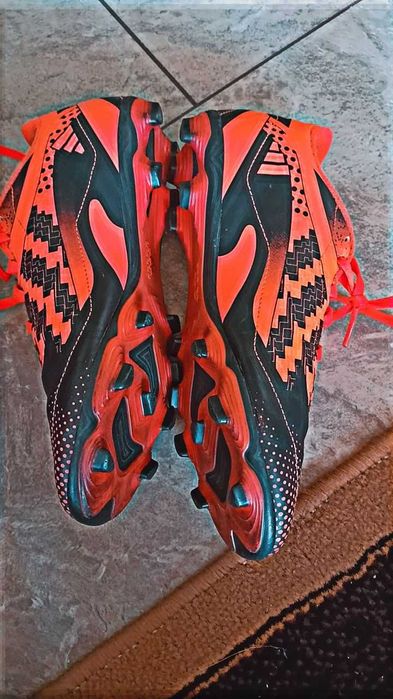 Продавам футболни обувки