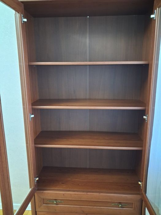 Сервант ( витрина)