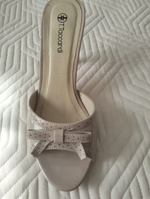 Босоножки лаковые