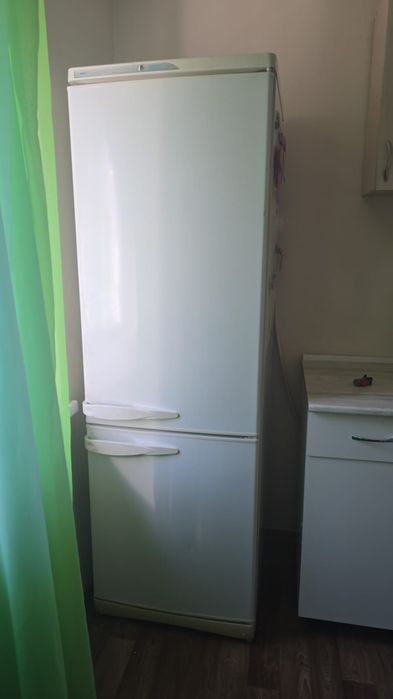 Продам холодильник, компьютерный стол, шкаф