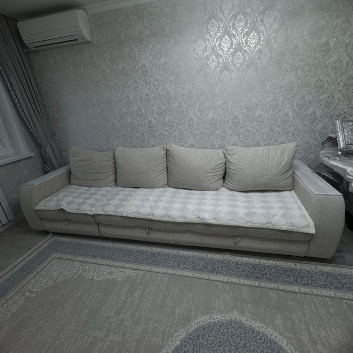 Диван 3,2 метра.Раскладывается углавым. Цвет бежевый