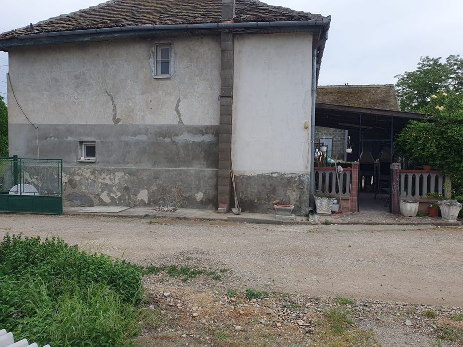 Vând casă cu 2 apartamente