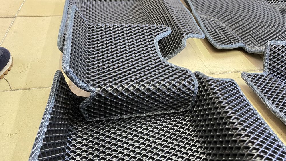 Ева полики, Ева коврики