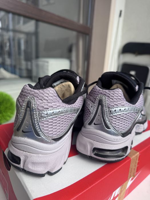 Nike Air Max Moto 2k ОРИГИНАЛНИ маратонки в сребро/лилаво