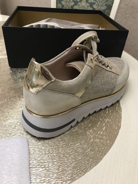 Женские кроссовки