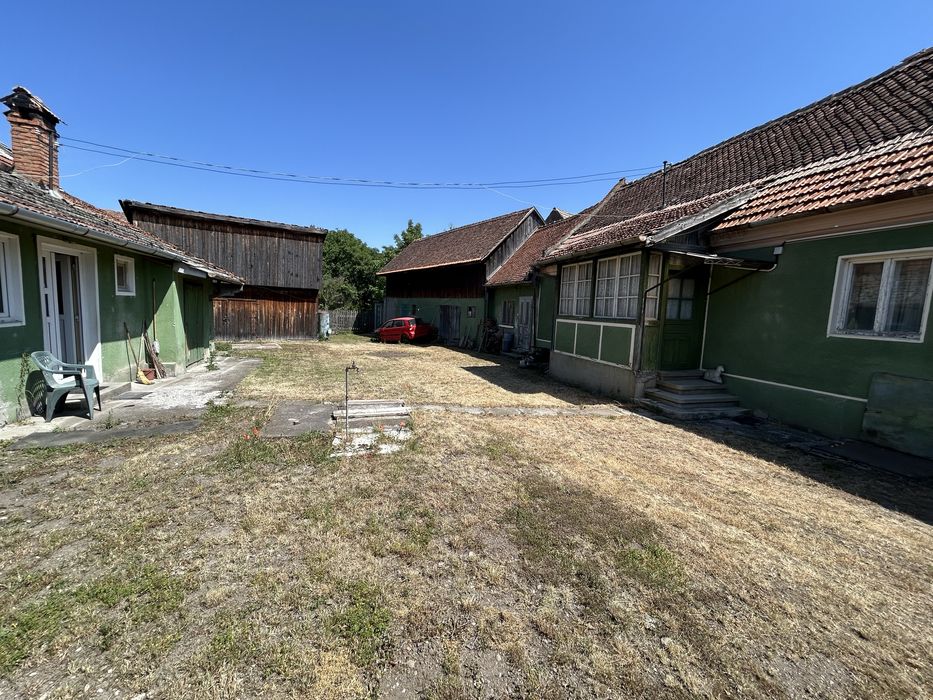 2 corpuri casa si teren generos la 15 minute de Brasov ( Purcareni)
