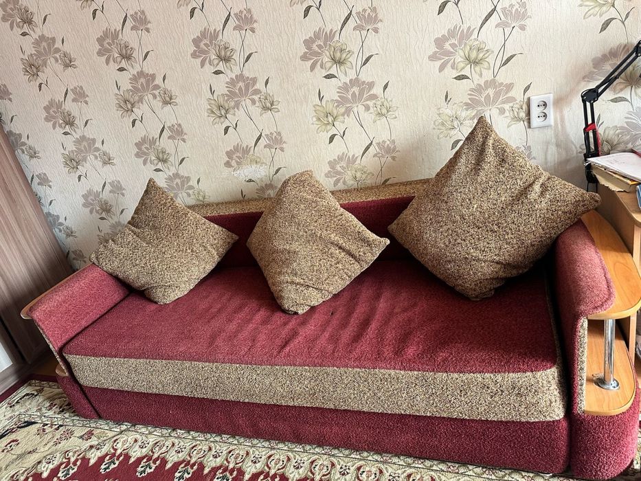 Продам диван,срочно !