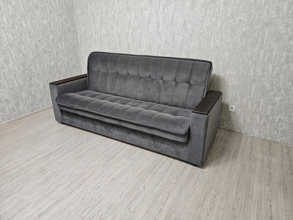 Диван велюровый.