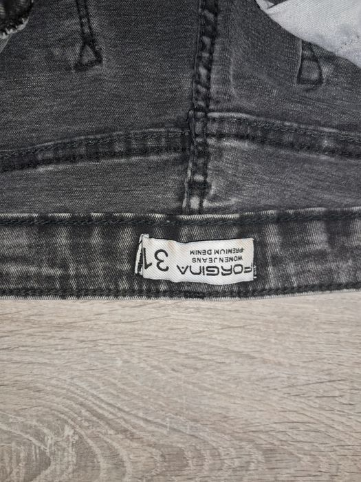 Дамски дънки тип "скини" (skinny) или с тесен крачол.