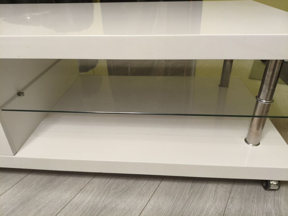 Бяла холна маса с чекмеджета