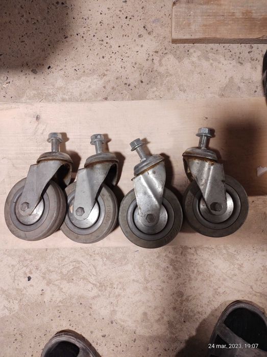 Roată pivotantă pentru platformă de transport cu role