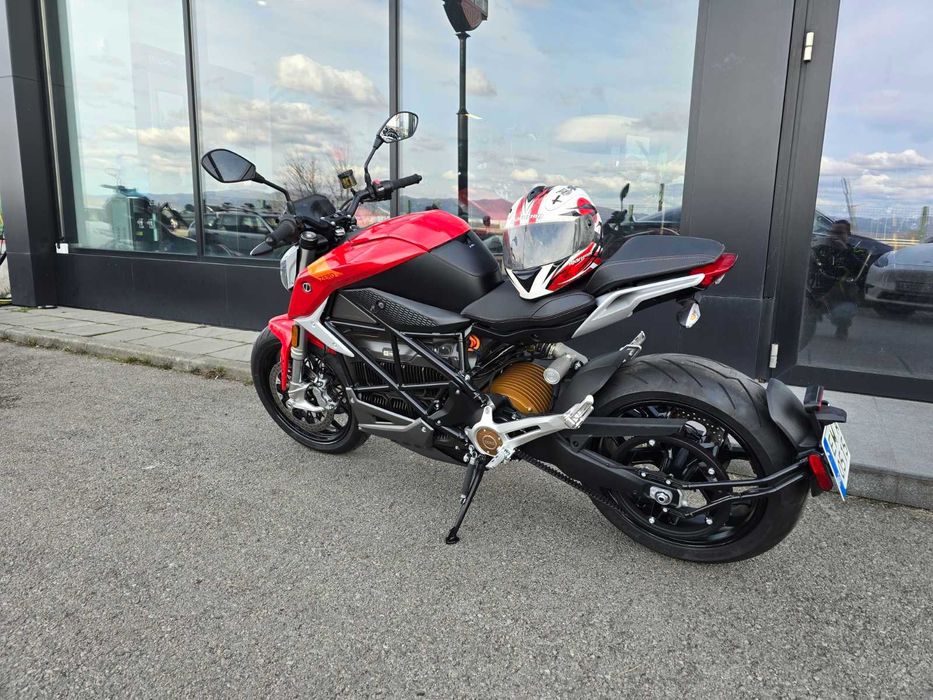 Продавам Zero SR/F изцяло електрически мотор в гаранция до 2031г.