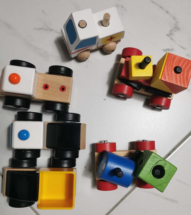 Дървени занимателни играчки.