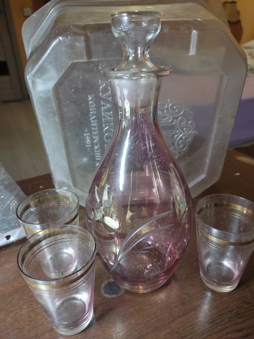 Продам блюдца, крышку и графины