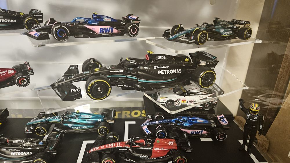 Diorama Formula 1 75 ani Bburago 1:43 si 1:24 cu vitrina