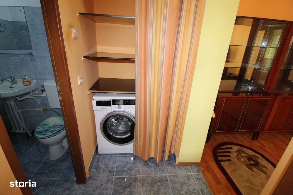 Vând apartament 2 camere în Hunedoara, zona Micro4, 45mp...