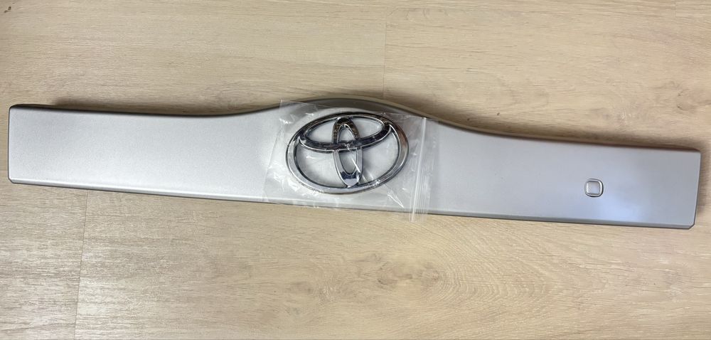 Продам накладку багажника Toyota Prius 20