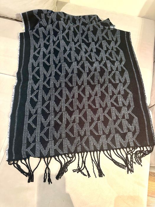 Чисто нов Michael Kors модерен шал за зимата