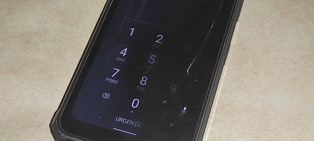Telefon mobil IHUNT TITAN P15000  display spart   pret 150 ron