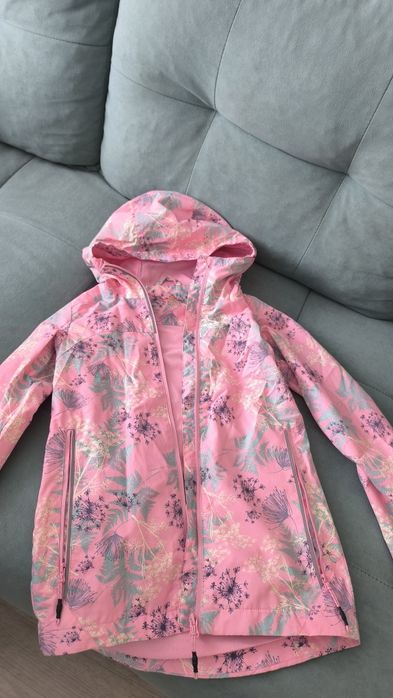 Продам Ветровки  на девочку в отличном состоянии качество отличное