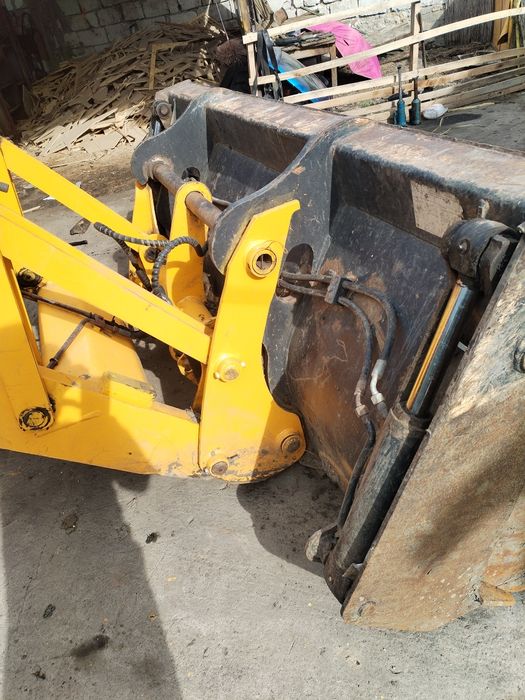 Vind buldoexcavator jkb din 2012  se poate vedea in arad si proba
